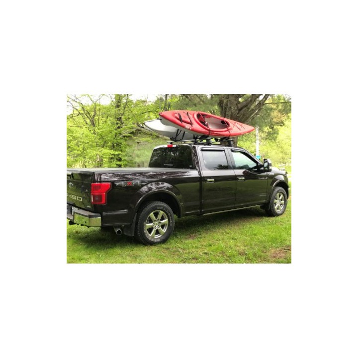 Vue du porte-kayak monté sur une voiture.